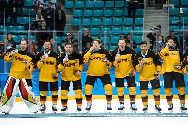 180225 Team Germany, silver, celebrating after the Ice hockey Eishockey Men s Final between Olympic Athletes from Russia (OAR) and Germany during day sixteen of the 2018 Winter Olympics on February 25, 2018 in Pyeongchang. Photo: Joel Marklund BILDBYRN kod JM 87649 Copyright: JOELxMARKLUND BB180225JM053