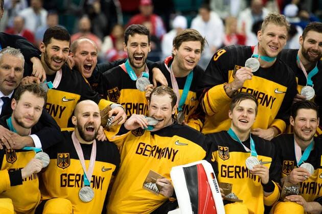 BEIJING 2022: Favoriten Themen der Woche - SPORT Olympia-Bilder des Tages 180225 Team Germany, silver, celebrating after the Ice hockey Eishockey Men s Final between Olympic Athletes from Russia (OAR) and Germany during day sixteen of the 2018 Winter Olympics on February 25, 2018 in Pyeongchang. Photo: Joel Marklund BILDBYRN kod JM 87649 *** 180225 Team Germany silver celebrating after the Ice Hockey Mens Final between Olympic Athletes from Russia OAR and Germany during day sixteen of the 2018 Winter Olympics on February 25, 2018 in Pyeongchang Photo Joel Marklund BILDBYR N Code JM 87649  Copyright: JOELxMARKLUND BB180225JM062