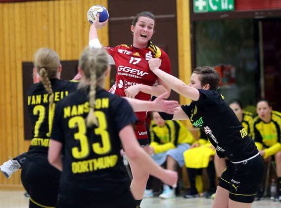 lsp - Handball - Damen - Erste Bundesliga - HSG Bensheim vs Borussia Dortmund - Saison - 2017-2018 - 24.02.2018 - Bensheim v. l. Lisa Friedberger Bensheim gegen die Dortmunder Abwehr Aktion, Zweikampf -