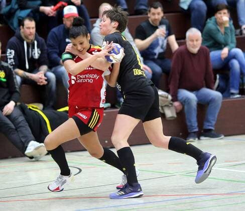 lsp - Handball - Damen - Erste Bundesliga - HSG Bensheim vs Borussia Dortmund - Saison - 2017-2018 - 24.02.2018 - Bensheim v. l. Rafika Ettaqi Bensheim, Anne Müller Dortmund Aktion, Zweikampf -