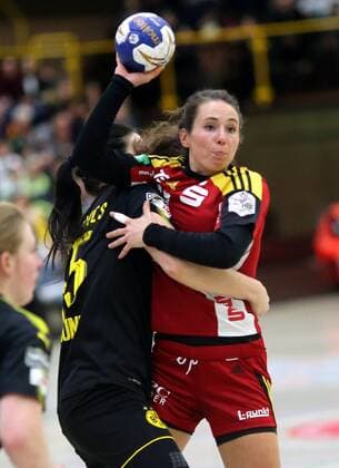 lsp - Handball - Damen - Erste Bundesliga - HSG Bensheim vs Borussia Dortmund - Saison - 2017-2018 - 24.02.2018 - Bensheim v. l. Mira Emberovics Dortmund, Sanne Hoekstra Bensheim Aktion, Zweikampf -