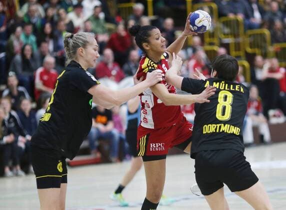 lsp - Handball - Damen - Erste Bundesliga - HSG Bensheim vs Borussia Dortmund - Saison - 2017-2018 - 24.02.2018 - Bensheim v. l. Nadja Mansson und Anne Müller Dortmund gegen Rafika Ettaqi Bensheim Aktion, Zweikampf -