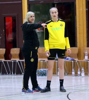 lsp - Handball - Damen - Erste Bundesliga - HSG Bensheim vs Borussia Dortmund - Saison - 2017-2018 - 24.02.2018 - Bensheim v. l. Dortmunds Trainerin Ildiko Barna mit Nadja Mansson Dortmund Aktion, Einzelbild -
