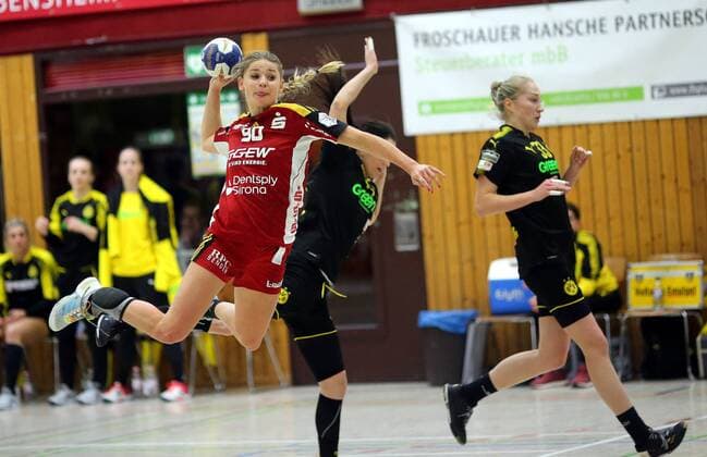lsp - Handball - Damen - Erste Bundesliga - HSG Bensheim vs Borussia Dortmund - Saison - 2017-2018 - 24.02.2018 - Bensheim v. l. Bogna Sobiech Bensheim gegen Harma van Kreij und Nadja Mansson beide Dortmund Aktion, Zweikampf -
