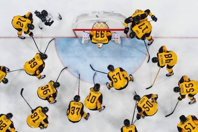 Olympia-Bilder des Tages 180225 Germany s players gather around their goalkeeper Danny aus den Birken ahead of the Ice hockey Eishockey Men s Final between Olympic Athletes from Russia (OAR) and Germany during day sixteen of the 2018 Winter Olympics on February 25, 2018 in Pyeongchang. Photo: Joel Marklund BILDBYRAN kod JM 87649 Copyright: JOELxMARKLUND BB180225JM082
