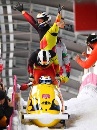 Themen der Woche - SPORT Olympia-Bilder des Tages Pyeongchang Olympics Members of the German bobsleigh team celebrate after winning the four-man race at the Pyeongchang Winter Olympics in South Korea on Feb. 25, 2018. 