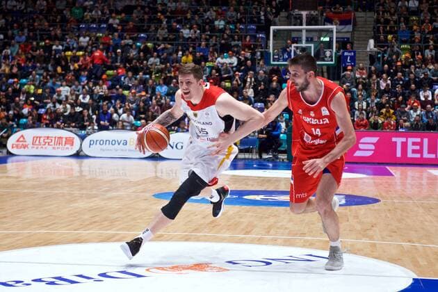 Basketball Frankfurt 23.02.2018 European Qualifiers for the World Cup 2019 Qualifikation für die WM 2019 Deutschland (GER) - Serbien (SRB) Isaiah Hartenstein (Deutschland, No.55) Stefan Bircevic (Serbien, No.14)