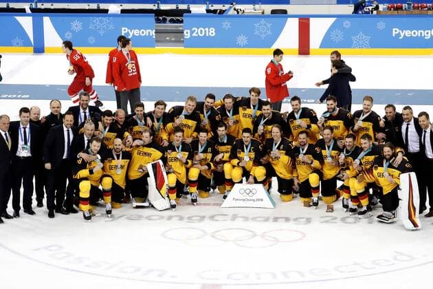GOC Marcel Kapitän Team GER mit EHRHOFF Christian TEAM GER bei der Siegeehrung mit Silbermedaille Eishockey Finale RUS-GER 4:3 Olympic Wintergames 2018 Pyeongchang South Korea Olympische Winterspiele 2018 Pyeongchang 25.Februar 2018