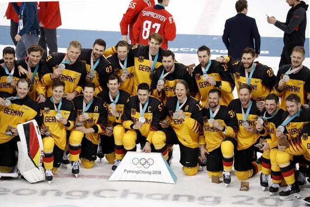 GOC Marcel Kapitän Team GER mit EHRHOFF Christian TEAM GER bei der Siegeehrung mit Silbermedaille Eishockey Finale RUS-GER 4:3 Olympic Wintergames 2018 Pyeongchang South Korea Olympische Winterspiele 2018 Pyeongchang 25.Februar 2018 *** GOC Marcel captain Team GER with EHRHOFF Christian TEAM GER at the award ceremony with silver medal Hockey Final RUS GER 4 3 Olympic Winter Games 2018 Pyeongchang South Korea Winter Olympics 2018 Pyeongchang 25 February 2018 