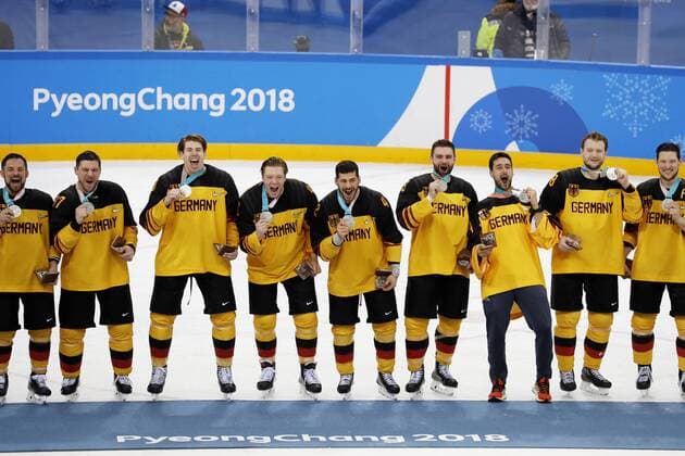 Team GER mit Olympiasiegerin bei der Siegehrung mit Silbermedaille Eishockey Finale RUS-GER 4:3 Olympic Wintergames 2018 Pyeongchang South Korea Olympische Winterspiele 2018 Pyeongchang 25.Februar 2018