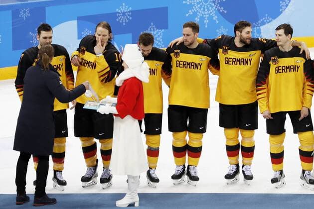 EHRHOFF Christian Team GER mit Olympiasiegerin Britta HEIDEMANN IOC bei der Siegehrung Eishockey Finale RUS-GER 4:3 Olympic Wintergames 2018 Pyeongchang South Korea Olympische Winterspiele 2018 Pyeongchang 25.Februar 2018