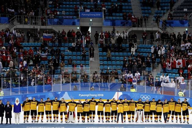 AUS DEN BIRKEN Danny Torwart Team GER Mit seiner Mannschaft bei der Siegehrung Eishockey Finale RUS-GER 4:3 Olympic Wintergames 2018 Pyeongchang South Korea Olympische Winterspiele 2018 Pyeongchang 25.Februar 2018