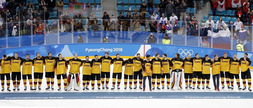 Olympia-Bilder des Tages AUS DEN BIRKEN Danny Torwart Team GER Mit seiner Mannschaft bei der Siegehrung Eishockey Finale RUS-GER 4:3 Olympic Wintergames 2018 Pyeongchang South Korea Olympische Winterspiele 2018 Pyeongchang 25.Februar 2018