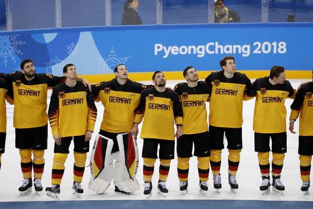 AUS DEN BIRKEN Danny Torwart Team GER Mit seinen Mitspielern bei der Siegehrung Eishockey Finale RUS-GER 4:3 Olympic Wintergames 2018 Pyeongchang South Korea Olympische Winterspiele 2018 Pyeongchang 25.Februar 2018