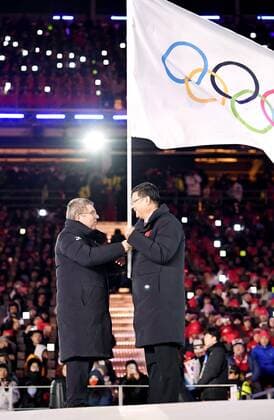 Themen der Woche - SPORT Olympia-Bilder des Tages Pyeongchang Olympics International Olympic Committee President Thomas Bach (L) hands over the Olympic flag to Beijing Mayor Chen Jining during the closing ceremony of the Winter Olympics at the Pyeongchang Olympic Stadium in South Korea on Feb. 25, 2018. 