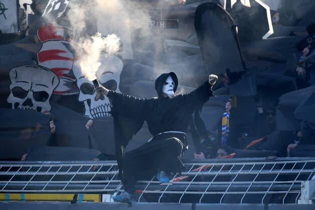 Themen der Woche - SPORT Bilder des Tages - SPORT GER, 3.Liga, FC Carl Zeiss Jena vs FC Rot Weiss Erfurt 25.02.18 , Jena, Ernst-Abbe-Sportfeld, GER, 3.Liga, Saison 2017 2018, 26.Spieltag, FC Carl Zeiss Jena vs FC Rot Weiss Erfurt im Bild Jenaer Fan als Tod mit Pyrotechnik *** GER 3 Liga FC Carl Zeiss Jena vs FC Rot Weiss Erfurt 25 02 18 Jena Ernst Abbe Sportfeld GER 3 League Season 2017 2018 26 Gameday FC Carl Zeiss Jena vs FC Rot Weiss Erfurt im Jenaer Fan as death with Pyrotechnics