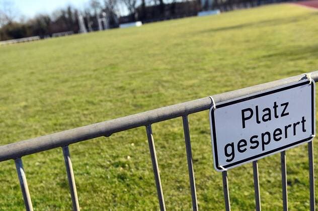 25.02.2018, xpsx, Fussball Spielabsagen in Hanau und Offenbach v.l. Platzsperre gesperrter Platz Rasen gesperrt Spielabsage Winter Verlegung Absage Sportplatz gesperrt Winter Sportgelände Wiener Ring Offenbach Symbolfoto Rasenplatz Offenbach Hessen Deutschland