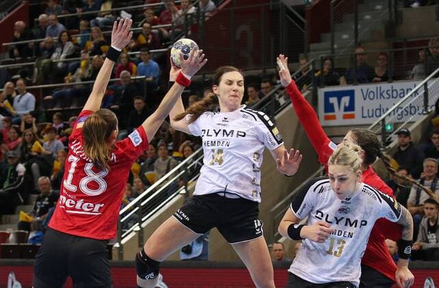 25.02.2018, Deutschland, Ludwigsburg, Handball-Champions-League SG BBM Bietigheim vs. Thüringer HC: v.l. IvetaLuzumova (THC), Karolina Kudlacz-Gloc (BBM), Luisa Schulze (BBM), Josefine Huber (THC)