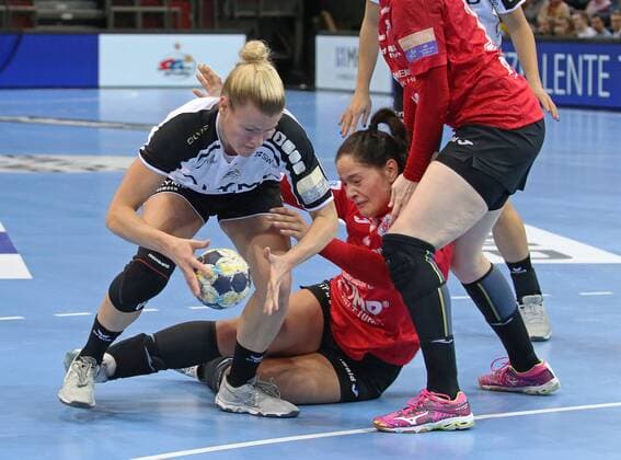 25.02.2018, Deutschland, Ludwigsburg, Handball-Champions-League SG BBM Bietigheim vs. Thüringer HC: v.l. Antje Lauenroth (BBM), Gordana Mitrovic (THC)