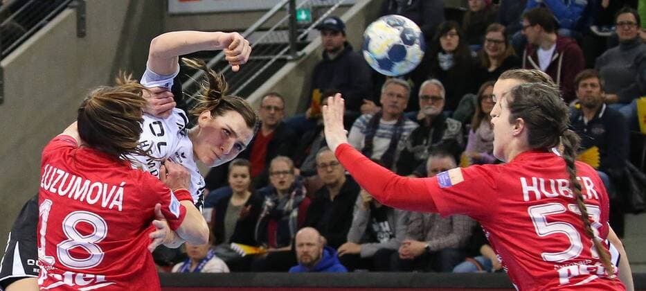 25.02.2018, Deutschland, Ludwigsburg, Handball-Champions-League SG BBM Bietigheim vs. Thüringer HC: v.l. Iveta Luzumova (THC), Fie Woller (BBM), Josefine Huber (THC)