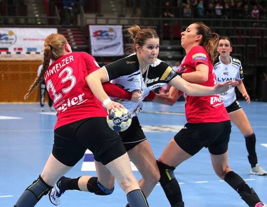 25.02.2018, Deutschland, Ludwigsburg, Handball-Champions-League SG BBM Bietigheim vs. Thüringer HC: v.l. Meike Schmeltzer (THC), Ines Ivancok (BBM), Iveta Luzumova (THC)