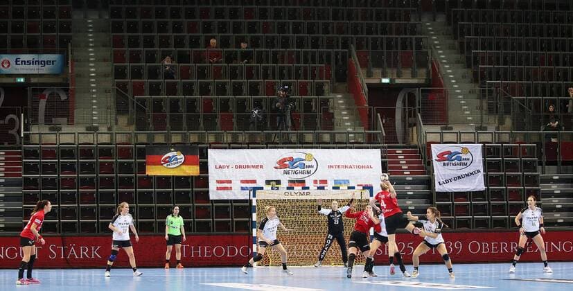 25.02.2018, Deutschland, Ludwigsburg, Handball-Champions-League SG BBM Bietigheim vs. Thüringer HC: Hallenübersicht, Übersicht, leere Zuschauerränge