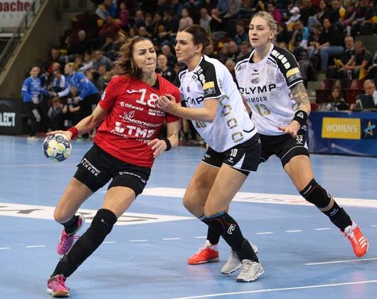 25.02.2018, Deutschland, Ludwigsburg, Handball-Champions-League SG BBM Bietigheim vs. Thüringer HC: v.l. Iveta Luzumova (THC), Cecilie Woller (BBM), Luisa Schulze (BBM)