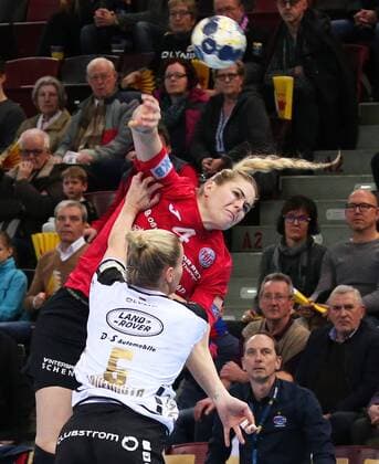 25.02.2018, Deutschland, Ludwigsburg, Handball-Champions-League SG BBM Bietigheim vs. Thüringer HC: v.l. Antje Lauenroth (BBM), Beate Scheffknecht (THC)