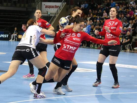 25.02.2018, Deutschland, Ludwigsburg, Handball-Champions-League SG BBM Bietigheim vs. Thüringer HC: am Ball Patricia da Silva (THC)