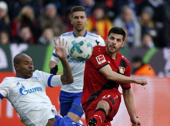Leverkusen, Deutschland, 1. Fussball BL, Spieltag 24, Bayer Leverkusen vs 1 FC Schalke 04 0 - 2 am 25 . 02 .2018 in der Bay Arena in Leverkusen NALDO (S04) li.- versucht den Schuss von Kevin VOLLAND (LEV) re.- abzuwehren *** Leverkusen Germany 1 Soccer BL Gameday 24 Bayer Leverkusen vs 1 FC Schalke 04 0 2 on 25 02 2018 at the Bay Arena in Leverkusen NALDO S04 li tries to fend off the shot from Kevin VOLLAND LEV re