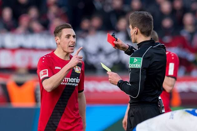 Leverkusen, Germany 25.02.2018, 1. Bundesliga 24. Spieltag, Bayer 04 Leverkusen - FC Schalke 04, Dominik Kohr (B04) bekommt von Schiedsrichter Daniel Siebert die gelb rote karte ( DeFodi001