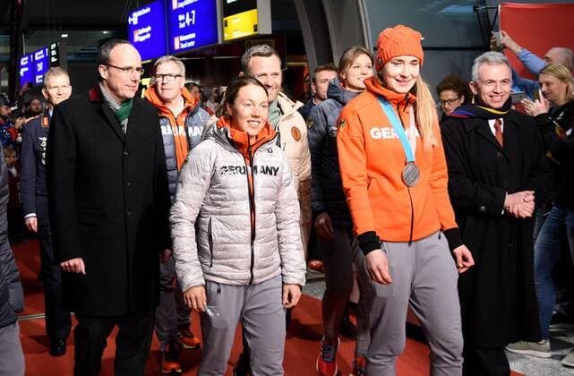 26.02.2018, xfux, Wintersport, DOSB Empfang am Frankfurt Flughafen der Olympioniken 2018, emspor, emonline, v.l. Peter Beuth (CDU Staatsminister Minister Hessischer Minister des Innern und für Abgeordneter im Hessischen Landtag), Laura Dahlmeier, Oberbuergermeister Peter Feldmann (Frankfurt am Main SPD) Frankfurt am Main *** 26 02 2018 xfux Winter Sports DOSB Reception at the Frankfurt Olympics 2018 emspor emonline v l Peter Beuth CDU Minister of State Minister of the Interior and Sports Member of the Hessian Parliament Laura Dahlmeier Mayor Peter Feldmann Frankfurt am Main SPD Frankfurt am Main