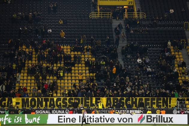 Themen der Woche - SPORT Bilder des Tages - SPORT Montag 26.02.2018, Saison 2017 2018, 1. Bundesliga, 24. Spieltag im Dortmunder Signal Iduna Park, BVB 09 Borussia Dortmund - FC Augsburg, Protest Boykott der Dortmunder Fans gegen Montagssspiele Spruchband: Montagsspiele abschaffen *** Monday 26 02 2018 Season 2017 2018 1 Bundesliga 24 Matchday in Dortmund Signal Iduna Park BVB 09 Borussia Dortmund FC Augsburg Protest Boycott of the Dortmund fans against Monday matches Banner abolish Monday games