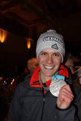 Wenn Silber wie Gold strahlt: Stephan Leyhe (SC Willingen) lebt in Breitnau und wurde von den Einheimischen ins Herz geschlossen. Grosser Bahnhof am Dienstagabend in Breitnau. Die Hochschwarzwaldgemeinde und die Skizunft Breitnau haben ihre Medaillengewinner bei den Olympischen Winterspielen in PyeongChang empfangen. In Suedkorea hatten Biathlet Benedikt Doll Bronze in der Verfolgung und im Staffelrennen ueber 4 x 7,5 Kilometer gewonnen. Der Nordische Kombinierer Fabian Riessle holte Gold mit der Mannschaft im Gundersen-Teamwettkampf. Im Einzel von der Grossschanze fuegte er seiner Medaillensammlung Silber hinzu. Ebenfalls Silber holte der fuer den SC Willingen startetende, aber in Breitnau lebende Stephan Leyhe mit den Skispringern im Teamwettkampf. (joh) Empfang Medaillengewinner OWS Breitnau 2018 Breitnau Copyright: xHahnex Eibner-Pressefotox EP_joha