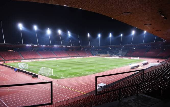 Fussball Schweizer Cup 2017 18 Halbfinale FC Zuerich - Grasshopper Club Zuerich 28.02.2018 Stadionuebersicht Letzigund Stadion, FCZ Fans richten sich rund eine Stunde vor Spielbeginn in der Suedkurve ein Zuerich