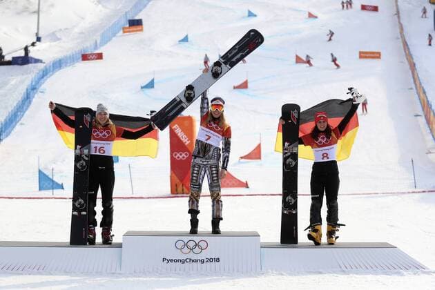 LEDECKA Ester Team CZE mit Selina JOERG und Ramona HOFMEISTER Olympiasiegerin im Snowboard Parallel Slalom Olympic Wintergames 2018 Pyeongchang South Korea Olympische Winterspiele 2018 Pyeongchang 24.Februar 2018 *** LEDECKA Ester Team CZE with Selina JOERG and Ramona HOFMEISTER Olympic Snowboard Winner Parallel Slalom Olympic Winter Games 2018 Pyeongchang South Korea 2018 Olympic Winter Games Pyeongchang 24 February 2018 