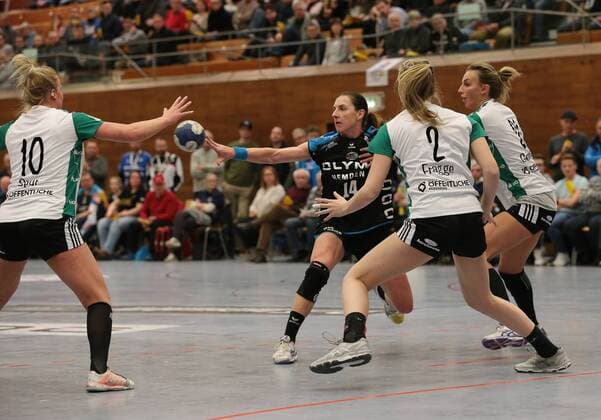 28.02.2018, Deutschland, Bietigheim, Handball Bundesliga Frauen 16. Spieltag Saison 2017 2018 SG BBM Bietigheim vs. VfL Oldenburg: v.l. Simone Spur Petersen (VfL), Karolina Kudlacz-Gloc (BBM), Lisa Marie Fragge (VfL), Jenny Behrend (VfL)