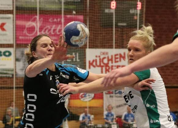 28.02.2018, Deutschland, Bietigheim, Handball Bundesliga Frauen 16. Spieltag Saison 2017 2018 SG BBM Bietigheim vs. VfL Oldenburg: v.l. Anna Loerper (BBM), Simone Spur Petersen (VfL)