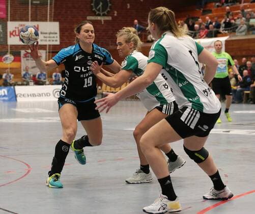 28.02.2018, Deutschland, Bietigheim, Handball Bundesliga Frauen 16. Spieltag Saison 2017 2018 SG BBM Bietigheim vs. VfL Oldenburg: v.l. Anna Loerper (BBM), Malene Staal (VfL), Kim Birke (VfL)