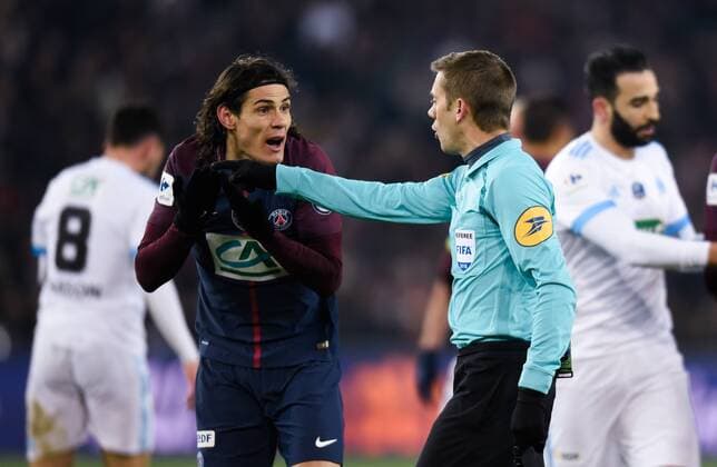 Edinson Cavani ( PSG ) - Clement Turpin ( arbitre ) FOOTBALL : Paris Saint Germain vs Olympique de Marseille - Coupe de France - Paris - 28 02 2018 FedericoPestellini Panoramic 