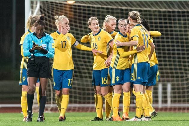 Sweden celebrate a goal of Stina Blackstenius of Sweden women during the Algarve Cup 2018 match between Canada and Sweden at the Estadio Municipal da Bela Vista on February 28, 2018 in Parchal, Portugal Algarve Cup 2018 2017 2018 xVIxVIxImagesx xGerritxvanxKeulenxIVx 10214838