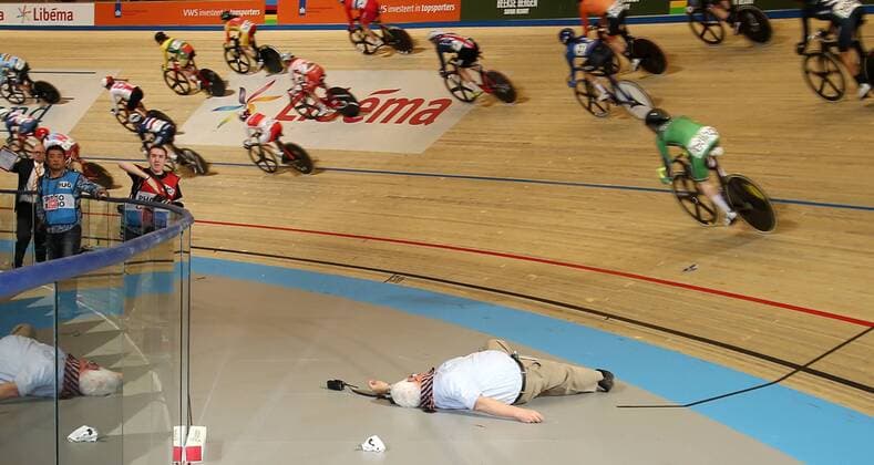 Themen der Woche - SPORT Bilder des Tages - SPORT Bahnrad, WM Apeldoorn, Fahrerin erfasst Kampfrichter UCI 2018 Track cycling Rad Radsport Bahnrad Bahn World Championships, UCI Bahn Weltmeisterschaften 2018, Apeldoorn (NED), 02.03.2018, xmdx, Womens Omnium, UCI Commisair Andrew McCord USA) crash with feamle raider, UCI Kommisaer prallt auf der Bahn mit einer Fahrerin zusammen, als er nach einem Sturz zuvor eine Teile der Raeder von der Bahn aufheben moechte. Liegt laengere Zeit am Boden, muss Notaertlich behandelt werden. 2018 Track Cycling World Championships *** UCI 2018 Track Cycling UCI World Championships 2018 Apeldoorn NED 02 03 2018 xmdx UCI Commisair Andrew McCord United States crash with feamle raider UCI commander collides with a rider on the track as he rolls off parts of the wheels after a fall If you want to be on the ground for a longer period of time, you need to handle the 2018 Track Cycling World Championships