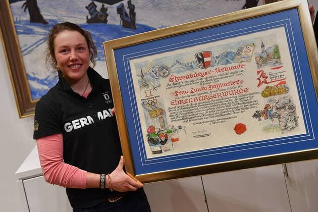 Biathletin Laura DAHLMEIER zur Ehrenbuergerin von Garmisch Partenkirchen ernannt Doppelolympiasiegerin Laura DAHLMEIER (GER) mit der Ehrenurkunde der Stadt Garmisch Partenkirchen, Am 02.03.2018, Biathlon. *** Biathlete Laura DAHLMEIER named honorary citizen of Garmisch Partenkirchen Double Olympic champion Laura DAHLMEIER GER with the honorary certificate of the city of Garmisch Partenkirchen On 02 03 2018 Biathlon