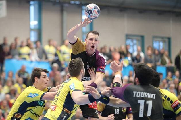 v.li.: Filip Taleski (RNL, 28), Dominik Klein (HBC, 9) mit Ball, Hendrik Pekeler (RNL, 23), Nicolas Tournat (HBC, 11), Zweikampf, Spielszene, Duell, duel, tackle, tackling, Dynamik, Action, Aktion, Handball, Champions League, Rhein-Neckar Löwen - HBC Nantes,