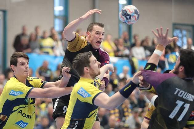 v.li.: Filip Taleski (RNL, 28), Dominik Klein (HBC, 9) mit Ball, Hendrik Pekeler (RNL, 23), Nicolas Tournat (HBC, 11), Zweikampf, Spielszene, Duell, duel, tackle, tackling, Dynamik, Action, Aktion, Handball, Champions League, Rhein-Neckar Löwen - HBC Nantes,