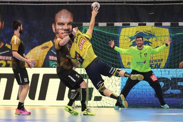 v.li.: Eduardo Gurbindo Martinez (HBC, 18), Romaric Guillo (HBC, 5), Rafael Baena Gonzalez (RNL, 16), Cyril Dumoulin (Torwart, HBC, 1), beim Torwurf, Zweikampf, Spielszene, Duell, duel, tackle, tackling, Dynamik, Action, Aktion, Handball, Champions League, Rhein-Neckar Löwen - HBC Nantes,