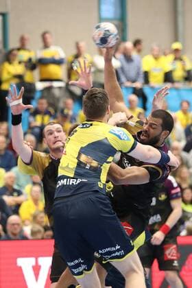 v.li.: Hendrik Pekeler (RNL, 23), Nicolas Claire (HBC, 7), Zweikampf, Spielszene, Duell, duel, tackle, tackling, Dynamik, Action, Aktion, Handball, Champions League, Rhein-Neckar Löwen - HBC Nantes,