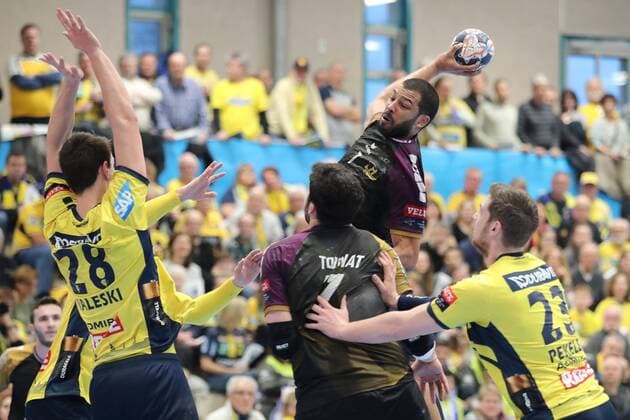 v.li.: Filip Taleski (RNL, 28) kann den Sprungwurf von Nicolas Claire (HBC, 7) nicht blocken, Aktion, Action, Spielszene, Handball, Champions League, Rhein-Neckar Löwen - HBC Nantes,