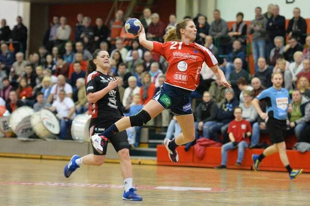 Saskia Putzke (SG H2Ku Herrenberg) re. beim Torwurf, Katarina Pavlovic (BSV Sachsen Zwickau) li., BSV Sachsen Zwickau vs. SG H2Ku Herrenberg, 2. Handball-Bundesliga, Frauen, 03.03.2018, Zwickau Copyright: xEIBNER BertxHarzerx EP_BHR