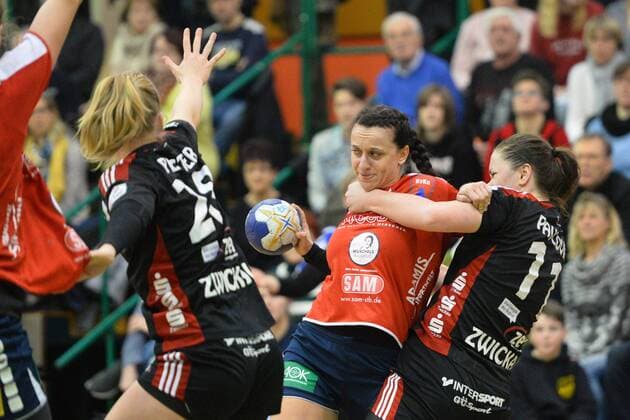 Carolin Tuc (SG H2Ku Herrenberg) Mitte, Katarina Pavlovic (BSV Sachsen Zwickau) re. und Alisa Pester (BSV Sachsen Zwickau) li., BSV Sachsen Zwickau vs. SG H2Ku Herrenberg, 2. Handball-Bundesliga, Frauen, 03.03.2018, Zwickau Copyright: xEIBNER BertxHarzerx EP_BHR